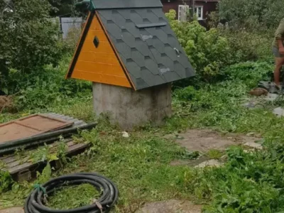Колодезный домик с декоративным боковым окошком